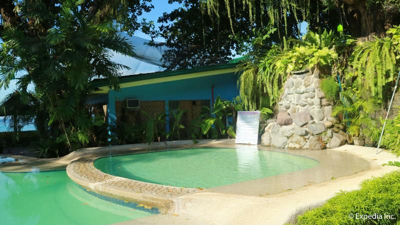 בית מלון כפרי Camiguin Island Golden Sunset Beach Club