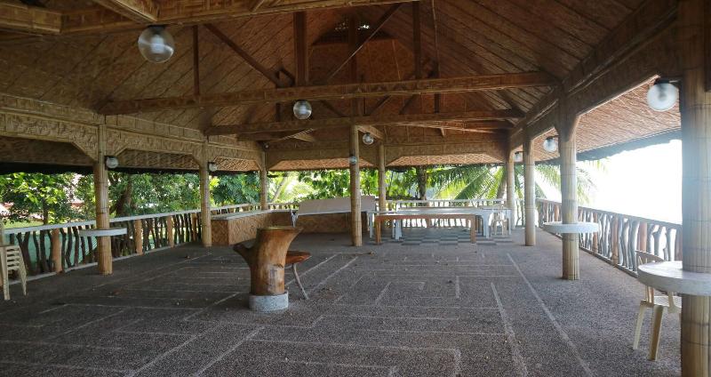 בית מלון כפרי Camiguin Island Golden Sunset Beach Club