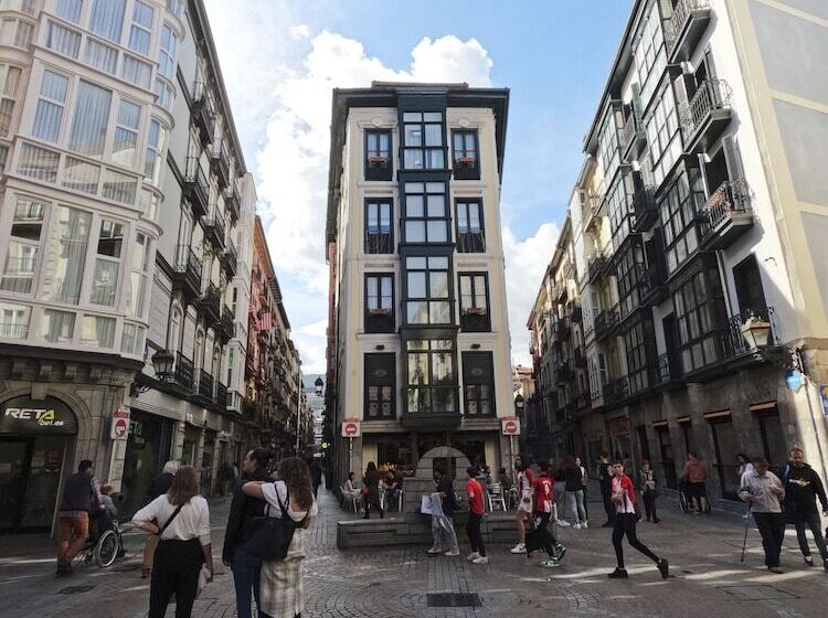 هتل Casual Serantes