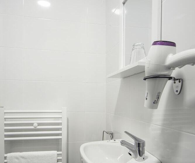 هتل Casual Serantes