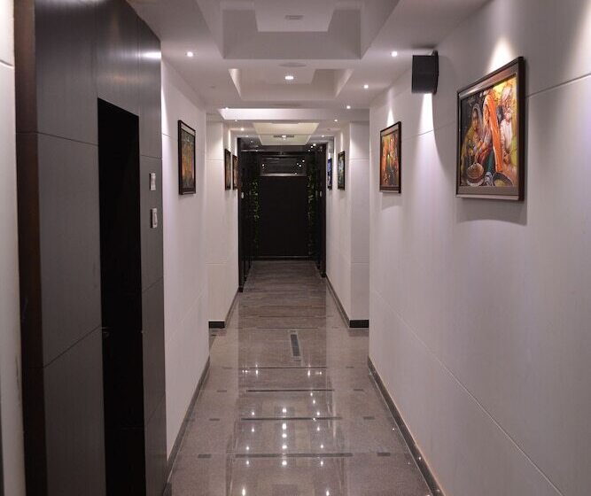 Отель The City Grand