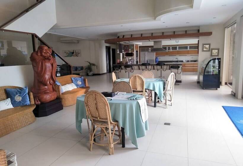 هتل Costa Palawan Resort