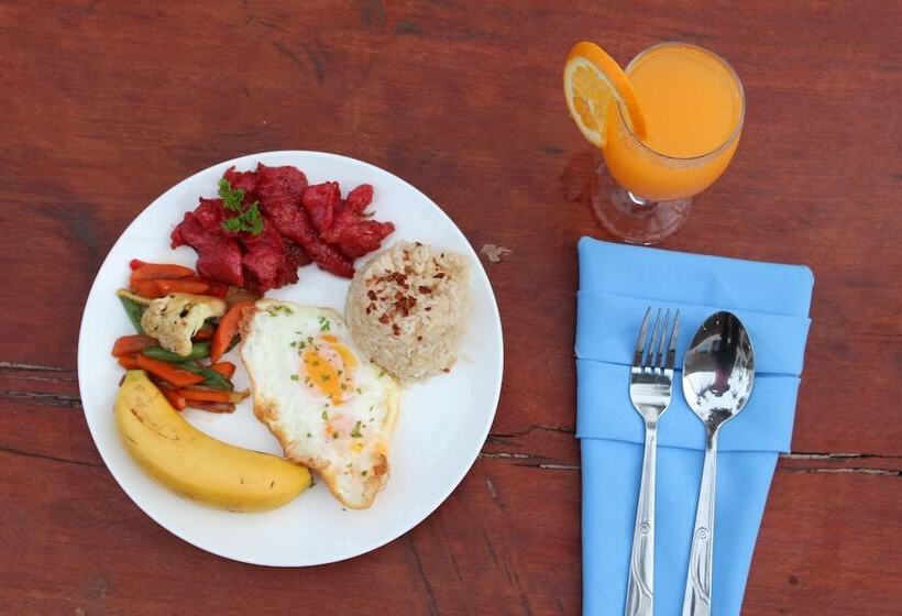 هتل Costa Palawan Resort