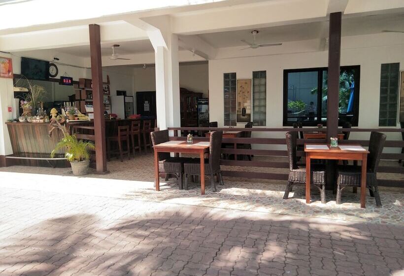 هتل Costa Palawan Resort