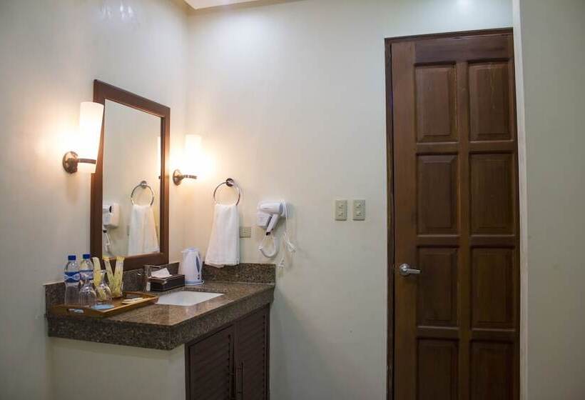 هتل Costa Palawan Resort