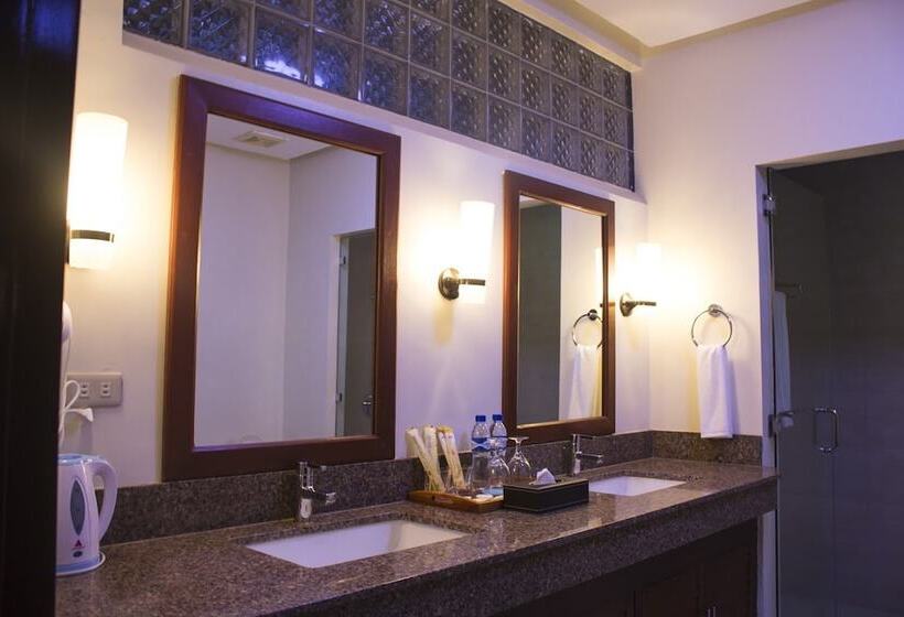 هتل Costa Palawan Resort