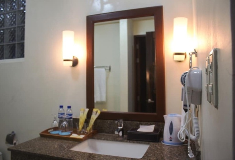 هتل Costa Palawan Resort