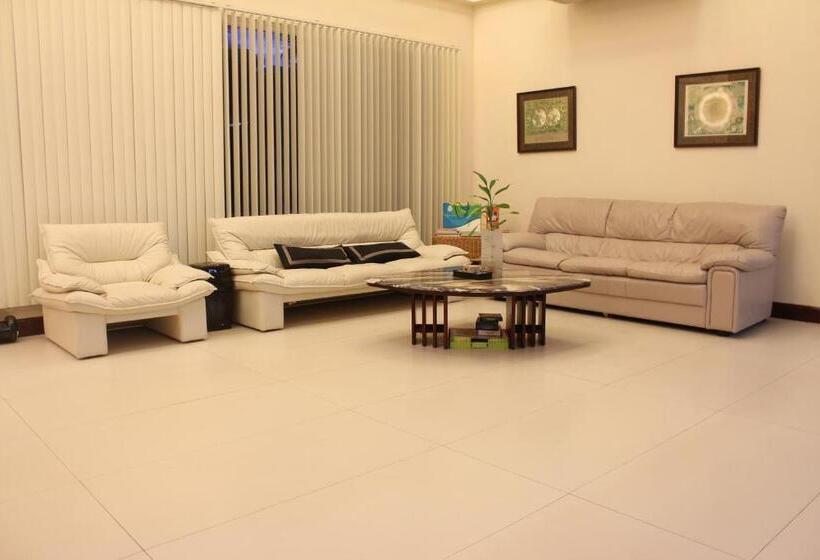 هتل Costa Palawan Resort