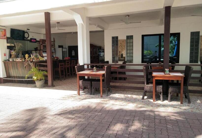 هتل Costa Palawan Resort