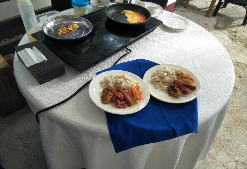 هتل Costa Palawan Resort