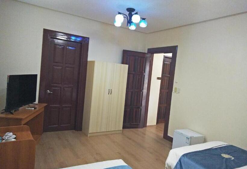 هتل Costa Palawan Resort