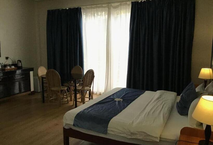 هتل Costa Palawan Resort