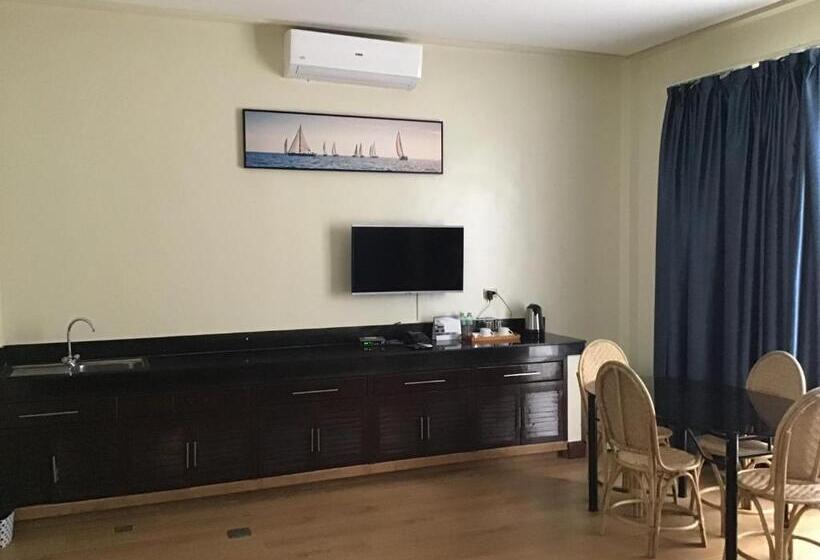 هتل Costa Palawan Resort