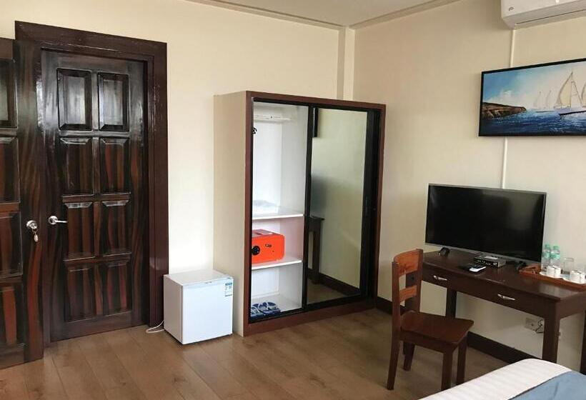 هتل Costa Palawan Resort