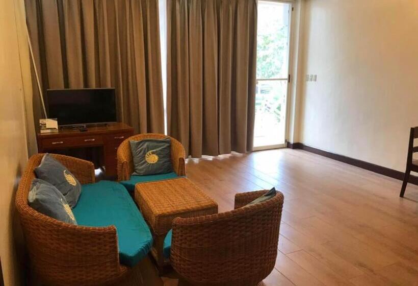 هتل Costa Palawan Resort