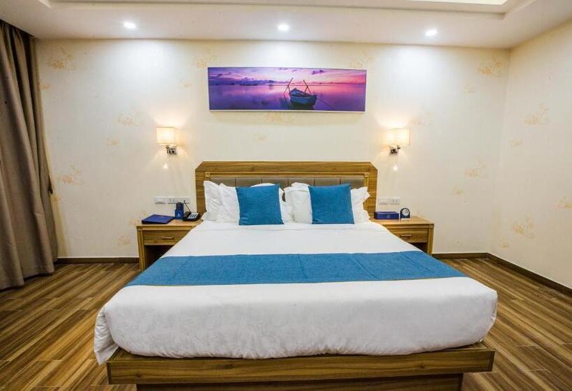 هتل Costa Palawan Resort