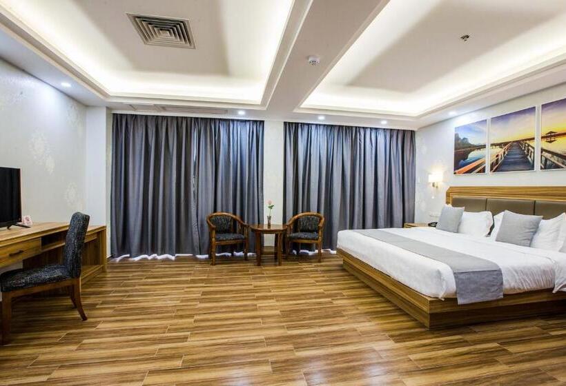 هتل Costa Palawan Resort