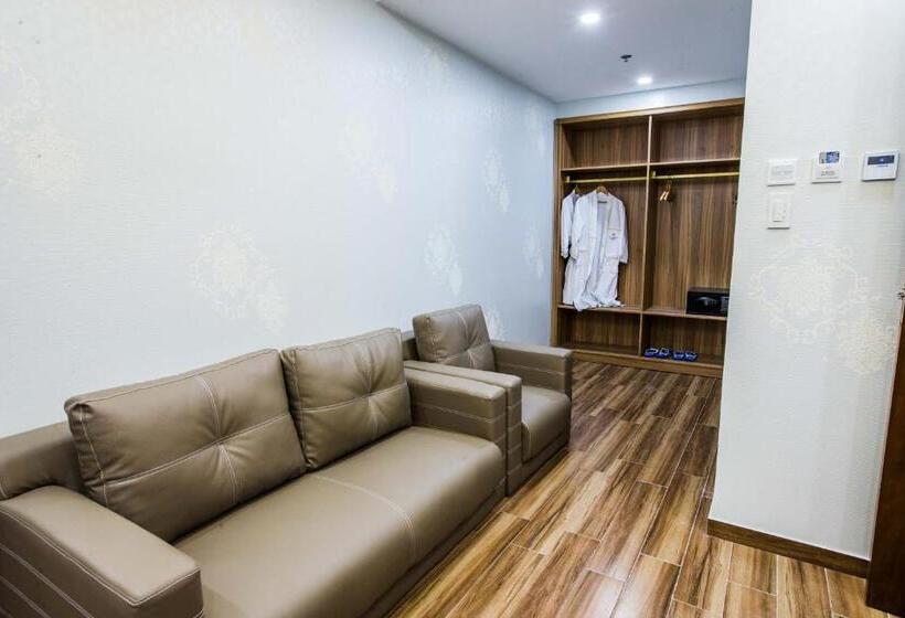 هتل Costa Palawan Resort