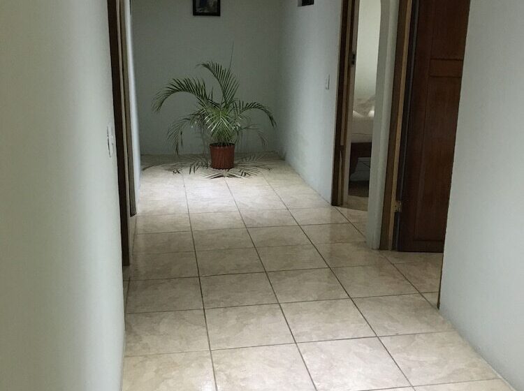 ホテル Manuel Antonio Hostel Resort