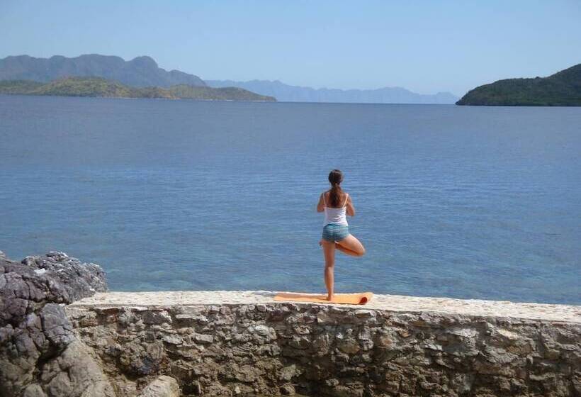 هتل Iris Island Eco Resort