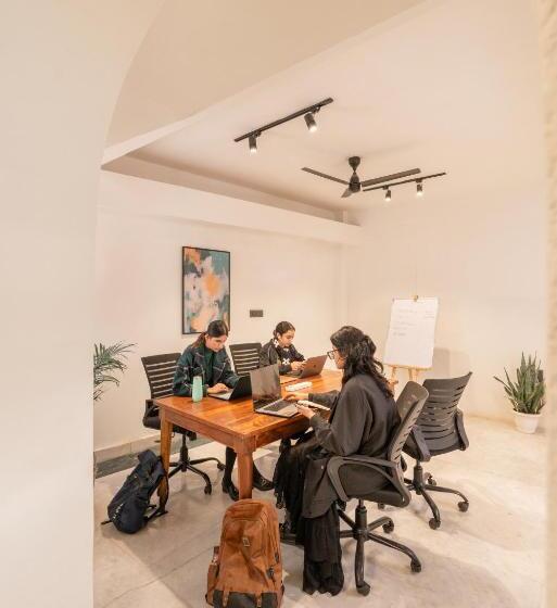 فندق Letsbunk Poshtel