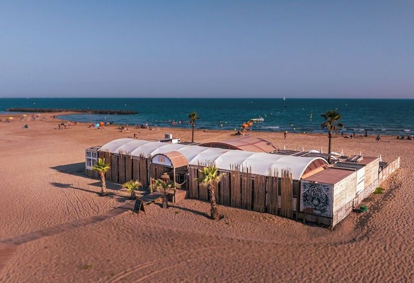 هتل Pirates World