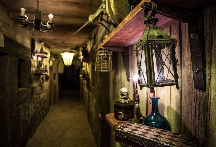 هتل Pirates World