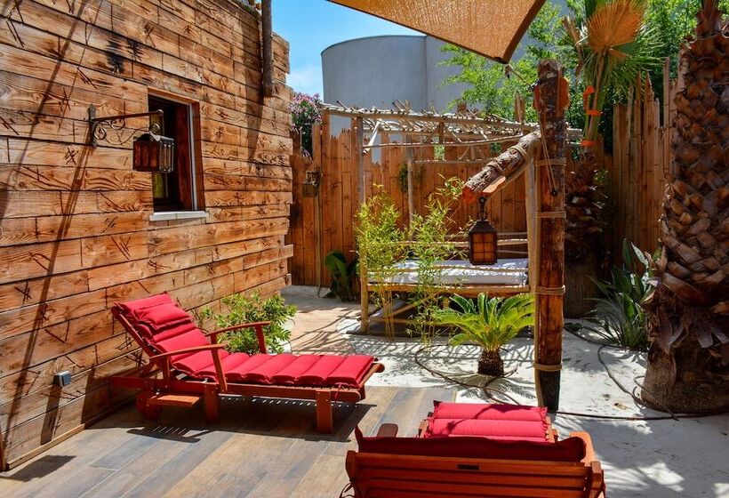 هتل Pirates World