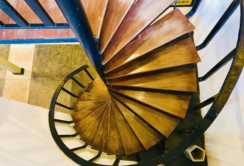 Отель Prantara Heritage Suites