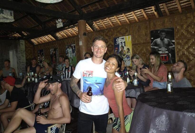 هتل The Sharks Tail Dive Center