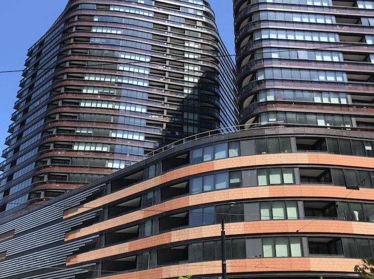 בית מלון כפרי Melbourne Lifestyle Apartments  Best Views On Collins