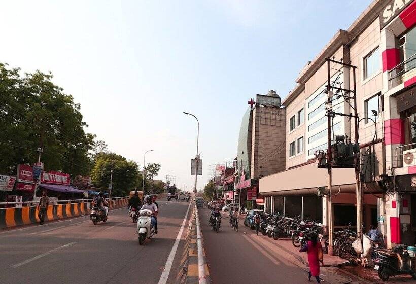 ホテル Capital O 12172 Deep Premium