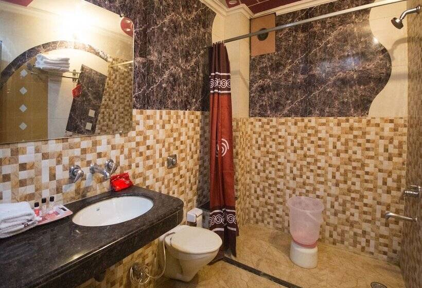 ホテル Capital O 12172 Deep Premium