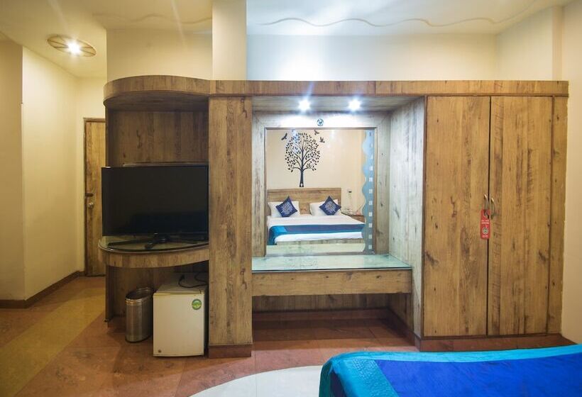 ホテル Capital O 12172 Deep Premium