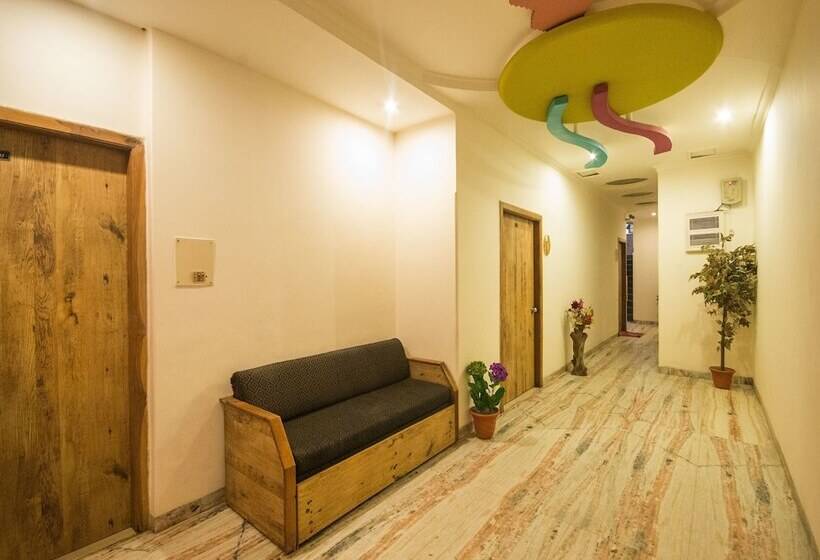 ホテル Capital O 12172 Deep Premium