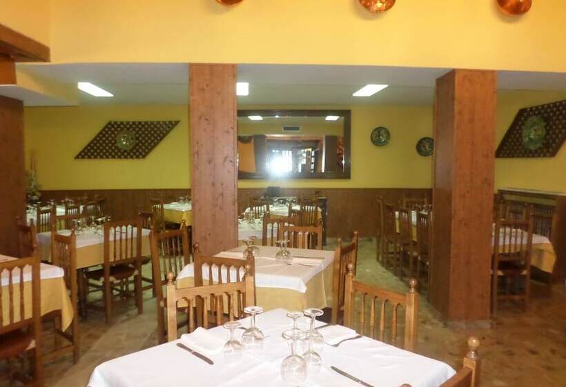 בית מלון כפרי Hostal Restaurante Lujuan