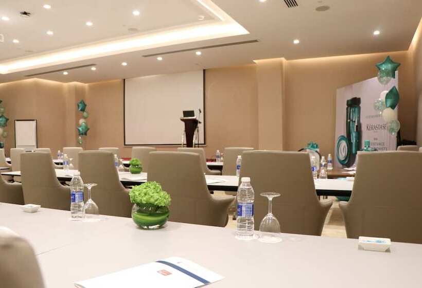 هتل Radisson Muscat Panorama