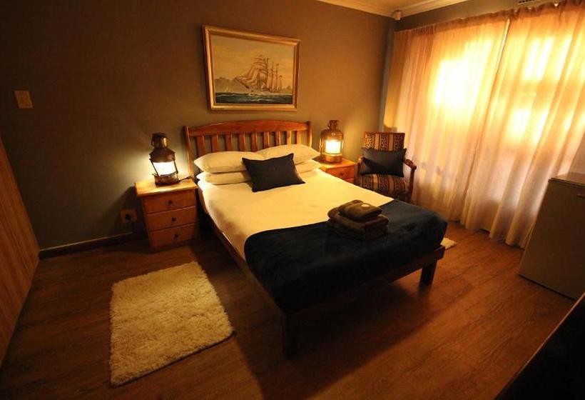 Отель Saltycrax Backpackers And Surf Hostel By Curiocity