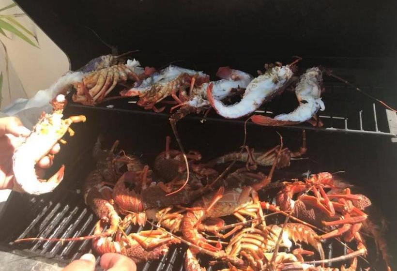 Отель Saltycrax Backpackers And Surf Hostel By Curiocity