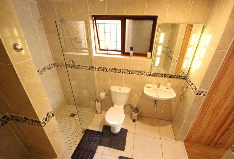 Отель Saltycrax Backpackers And Surf Hostel By Curiocity