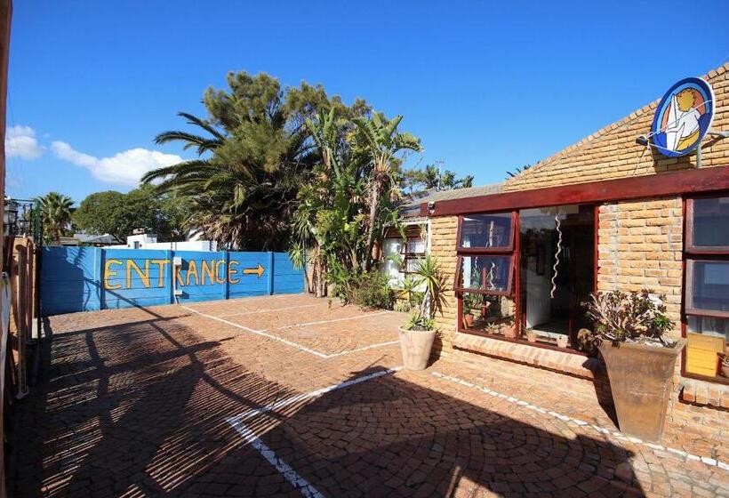 Отель Saltycrax Backpackers And Surf Hostel By Curiocity