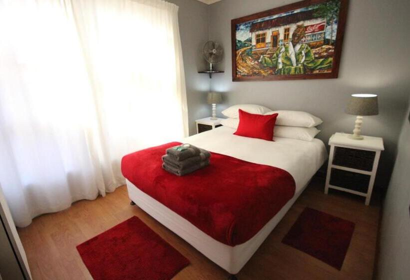 Отель Saltycrax Backpackers And Surf Hostel By Curiocity