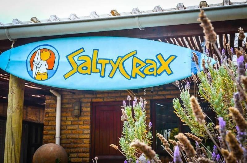Отель Saltycrax Backpackers And Surf Hostel By Curiocity