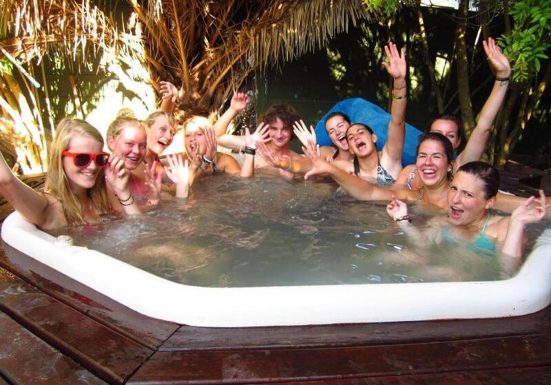 Отель Saltycrax Backpackers And Surf Hostel By Curiocity