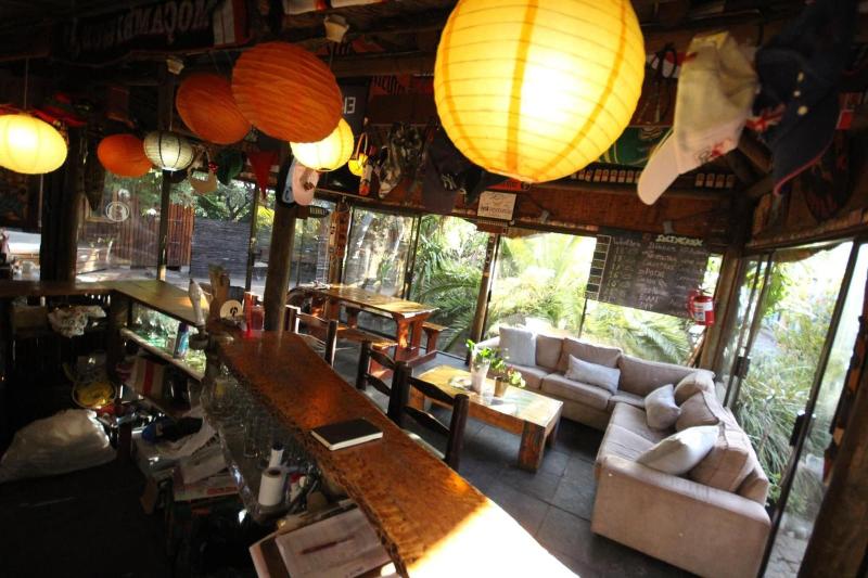 Отель Saltycrax Backpackers And Surf Hostel By Curiocity