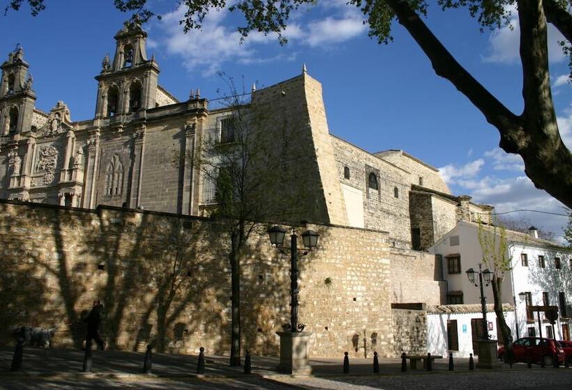 فندق Hostal Santa María De úbeda