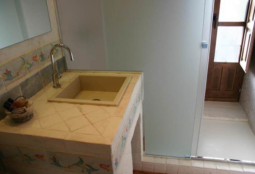 فندق Hostal Santa María De úbeda