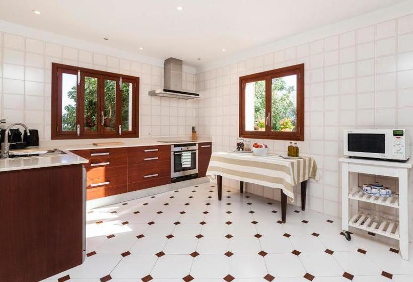 Отель Es Garrover