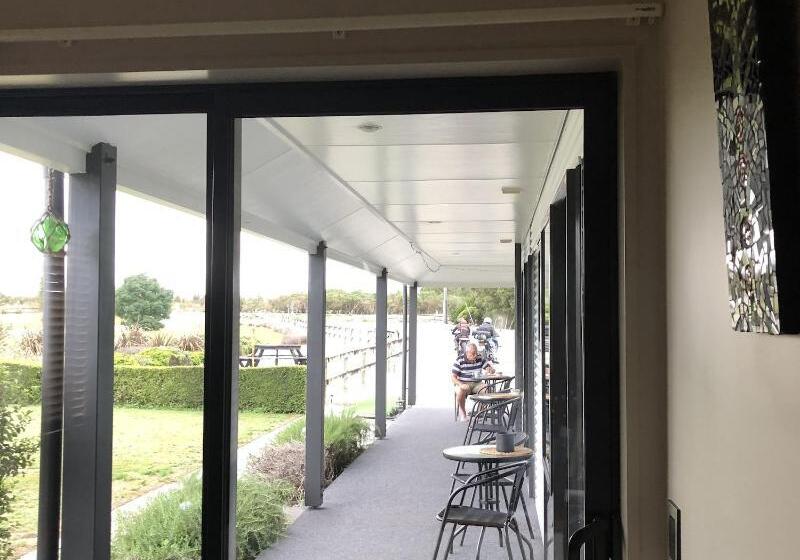 민박 Lake Brunner Longhouse