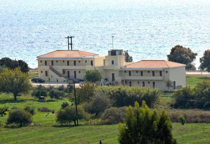 בית מלון כפרי Finiki Plaza